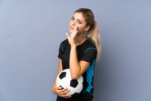 Blondynka Piłkarz Nastolatek Dziewczyna Szarej Ścianie Szeptem Coś — Zdjęcie stockowe