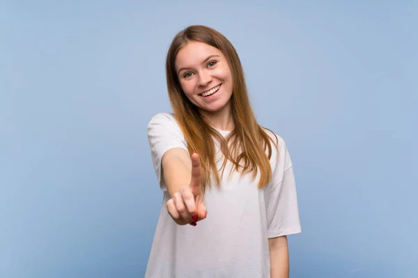 Jovem Mulher Sobre Parede Azul Mostrando Levantando Dedo — Fotografia de Stock