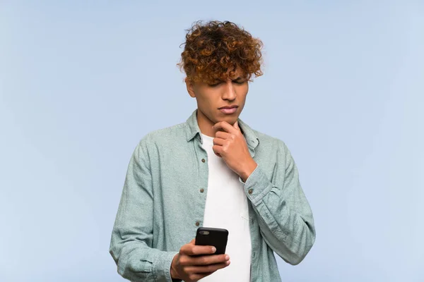 Joven Afroamericano Sobre Aislado Muro Azul Pensando Enviando Mensaje —  Fotos de Stock