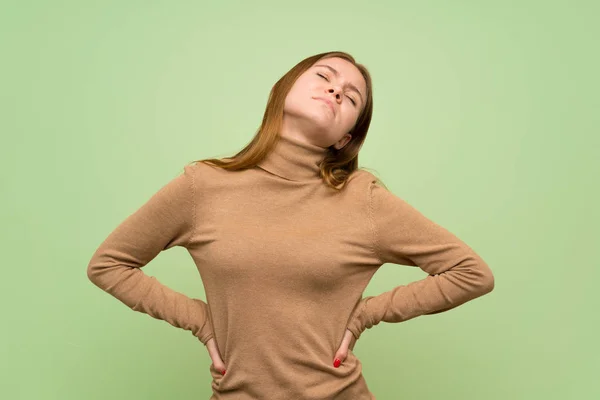 Mujer Joven Con Jersey Cuello Alto Que Sufre Dolor Espalda — Foto de Stock