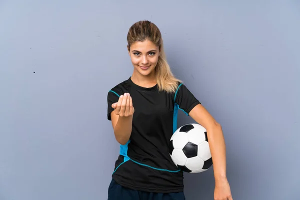 Sarışın Futbolcu Genç Kız Gri Duvarın Üzerinde Ile Gelmeye Davet — Stok fotoğraf
