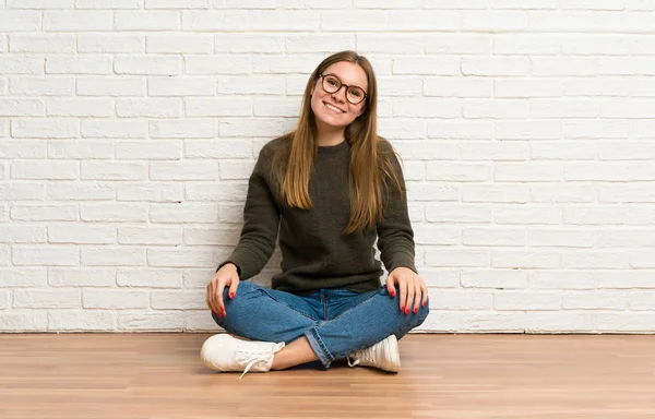 Junge Frau Sitzt Mit Brille Auf Dem Boden Und Ist — Stockfoto