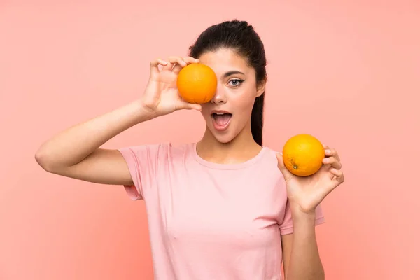 Feliz Adolescente Chica Sobre Aislado Rosa Pared Celebración Naranjas —  Fotos de Stock