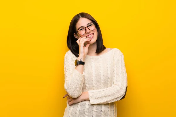 Jeune Femme Sur Mur Jaune Isolé Avec Des Lunettes Souriant — Photo