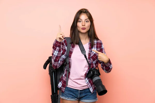 Joven Fotógrafa Sobre Fondo Rosa Aislado Con Expresión Facial Sorpresa — Foto de Stock