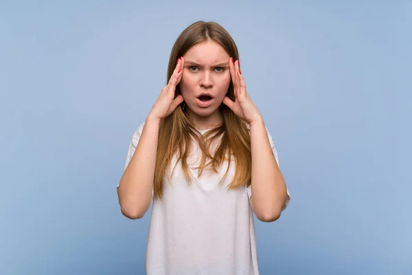 Jonge Vrouw Blauwe Muur Verrast Geschokt Gelaatsuitdrukking — Stockfoto