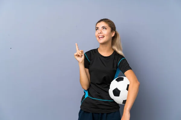 Rubia Jugador Fútbol Adolescente Niña Sobre Pared Gris Con Intención — Foto de Stock