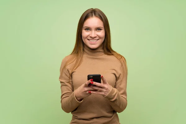 Mujer Joven Con Jersey Cuello Alto Enviando Mensaje Con Móvil — Foto de Stock