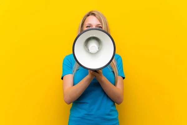 Jonge Blonde Vrouw Geïsoleerde Gele Achtergrond Schreeuwen Door Een Megafoon — Stockfoto