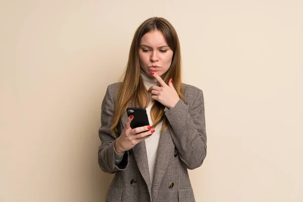 Junge Geschäftsfrau Denkt Und Sendet Eine Botschaft — Stockfoto
