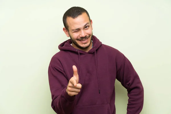 Kolumbijský Muž Tričkem Zelených Zdech Ukazuje Prstem Tebe — Stock fotografie