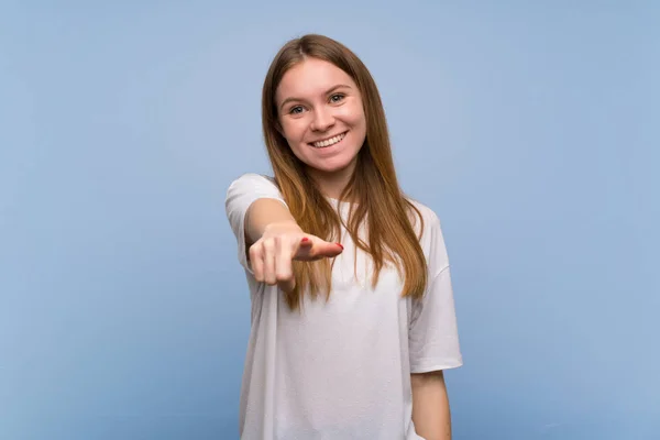 Jonge Vrouw Blauwe Muur Wijst Vinger Met Een Zelfverzekerde Expressie — Stockfoto