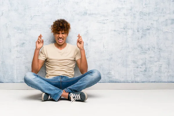 Junger Afrikanisch Amerikanischer Mann Sitzt Auf Dem Boden Und Drückt — Stockfoto