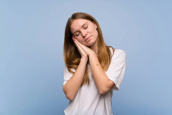 Młoda Kobieta Nad Niebieskim Ścianie Podejmowania Gest Snu Dorable Expression — Zdjęcie stockowe