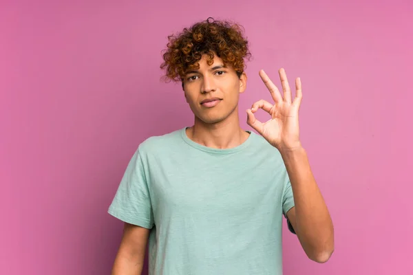 Joven Afroamericano Hombre Sobre Aislado Púrpura Pared Mostrando Signo Con — Foto de Stock
