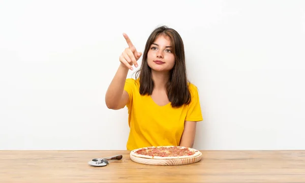 Kaukasisches Mädchen Mit Einer Pizza Auf Transparentem Bildschirm — Stockfoto