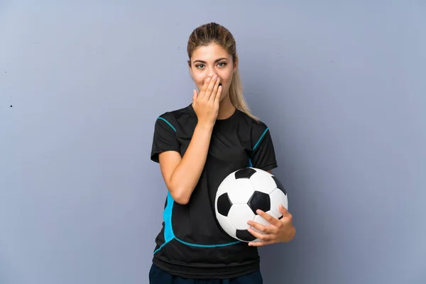 Sarışın Futbolcu Genç Kız Gri Duvarın Üzerinde Sürpriz Yüz Ifadesi — Stok fotoğraf