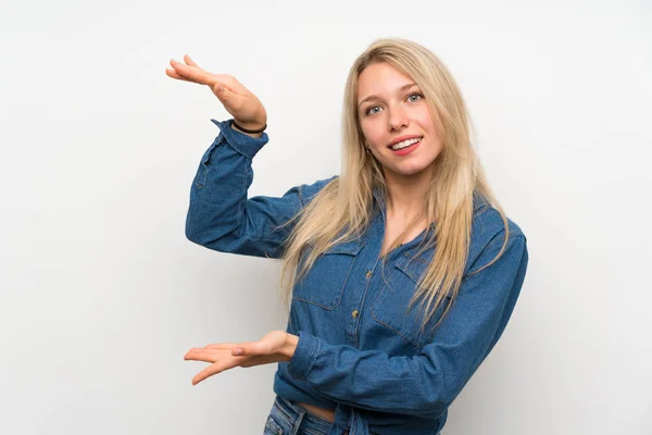 Junge Blonde Frau Über Isolierte Weiße Wand Mit Copyspace Eine — Stockfoto