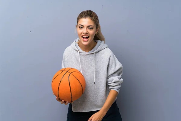 Adolescente Menina Jogando Basquete Sobre Parede Cinza — Fotografia de Stock