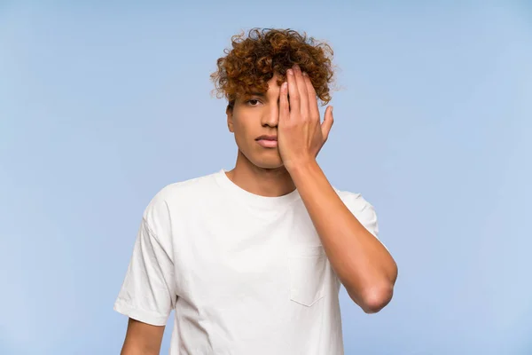 Giovane Uomo Afroamericano Con Camicia Bianca Che Copre Occhio Mano — Foto Stock