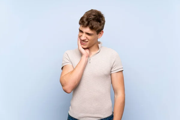 Guapo Joven Sobre Aislada Pared Azul Con Dolor Muelas — Foto de Stock