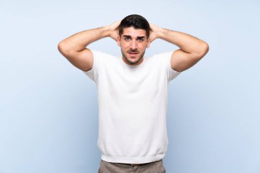 Izole mavi arka plan üzerinde Kafkas yakışıklı adam sinirli ve baş elleri alır