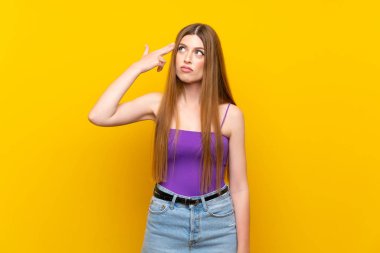 İntihar jesti yapma sorunları ile izole sarı arka plan üzerinde genç kadın
