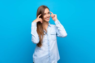 Soyutlanmış, mavi bir geçmişi olan genç bir kadın.