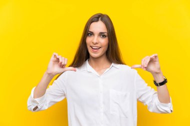 Soyutlanmış sarı arka plan gururlu ve kendini beğenmiş genç bir kadın.