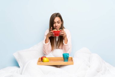 Kahvaltı ile sabahlık genç kadın