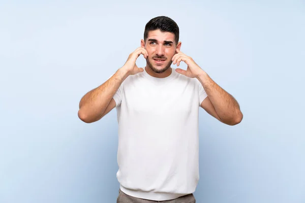 Blanc Bel Homme Sur Fond Bleu Isolé Frustré Couvrant Les — Photo