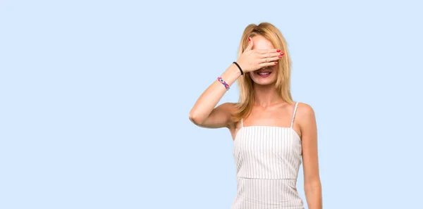 Young Blonde Woman Covering Eyes Hands Want See Something Isolated — Stock Photo, Image