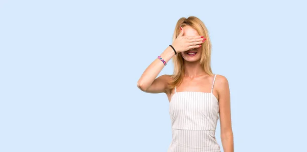 Jeune Femme Blonde Couvrant Les Yeux Par Les Mains Veux — Photo