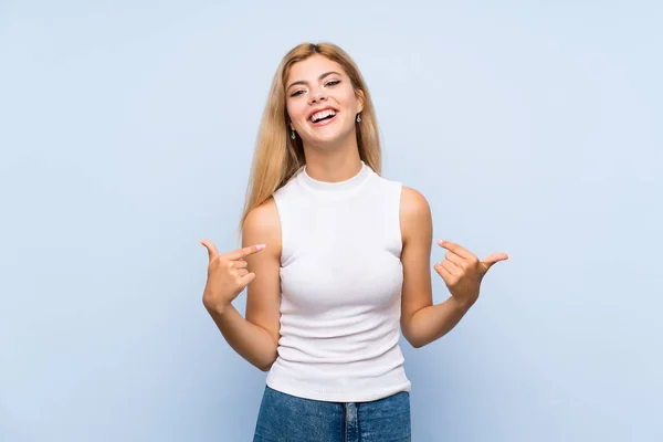 Tiener Meisje Geïsoleerde Blauwe Achtergrond Met Twijfels Denken — Stockfoto