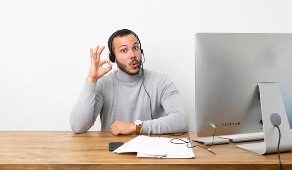 Hombre Colombiano Telemarketer Sorprendido Mostrando Señal —  Fotos de Stock