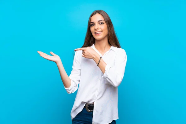 Young Woman Isolated Blue Background Holding Copyspace Imaginary Palm Insert — Stock Photo, Image