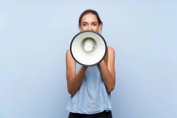 Jonge Vrouw Geïsoleerde Blauwe Achtergrond Schreeuwen Door Een Megafone — Stockfoto