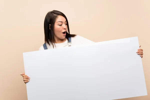 Joven Mexicana Sobre Fondo Aislado Sosteniendo Cartel Blanco Vacío Para — Foto de Stock