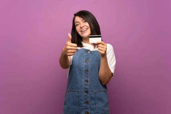 Giovane Donna Messicana Sfondo Isolato Possesso Una Carta Credito — Foto Stock