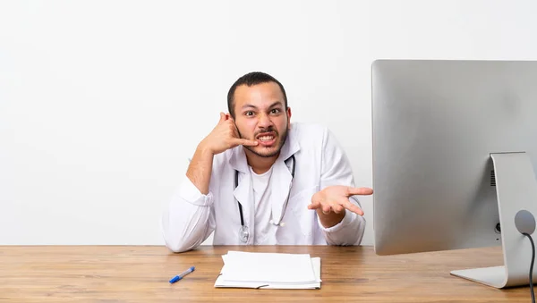 Médico Colombiano Fazendo Gesto Por Telefone Duvidando — Fotografia de Stock