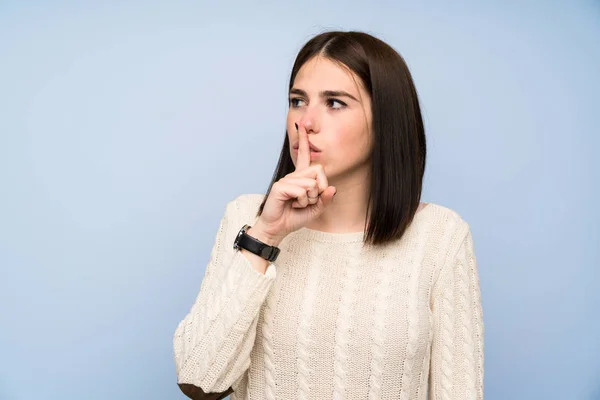 Joven Mujer Sobre Aislada Pared Azul Haciendo Gesto Silencio — Foto de Stock