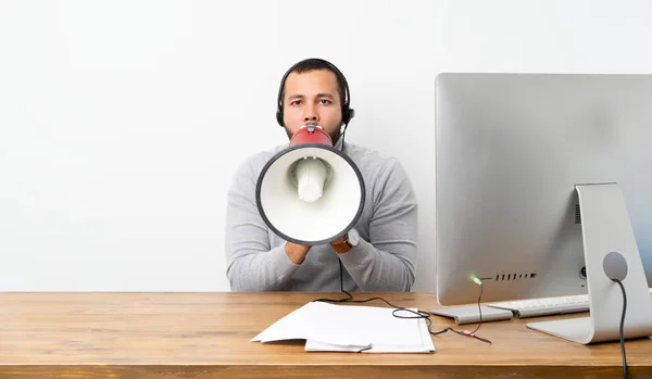 Telemarketer Colombiano Gritando Através Megafone — Fotografia de Stock