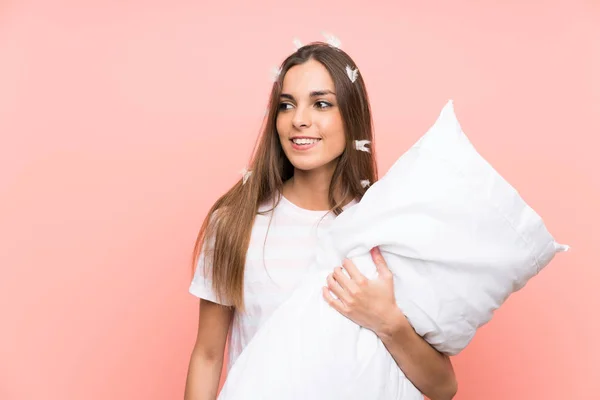 Jonge Vrouw Pyjama Geïsoleerde Roze Achtergrond Glimlachend Veel — Stockfoto