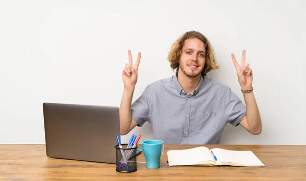 Eliyle Zafer Işareti Gösteren Bir Dizüstü Bilgisayar Ile Sarışın Adam — Stok fotoğraf