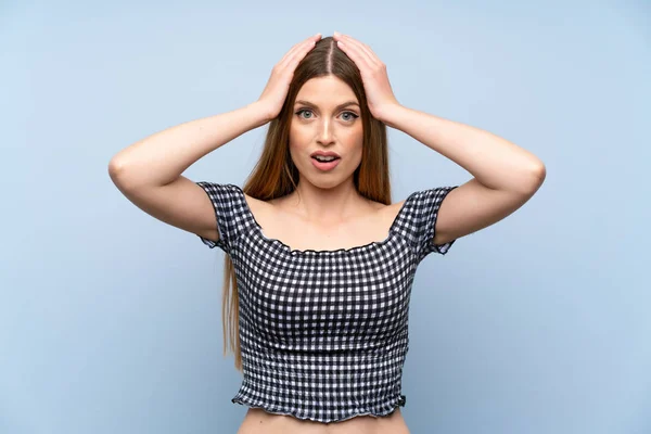 Jonge Vrouw Geïsoleerde Blauwe Achtergrond Met Verrassing Gezichtsuitdrukking — Stockfoto