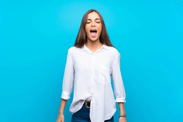 Jonge Vrouw Geïsoleerde Blauwe Achtergrond Schreeuwen Aan Voorkant Met Mond — Stockfoto