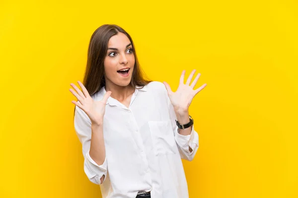 Mujer Joven Sobre Fondo Amarillo Aislado Con Expresión Facial Sorpresa — Foto de Stock