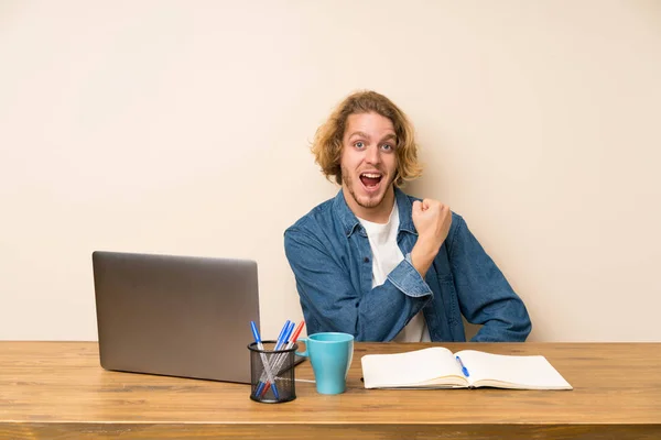 Bir Zafer Kutluyor Bir Dizüstü Bilgisayar Ile Sarışın Adam — Stok fotoğraf