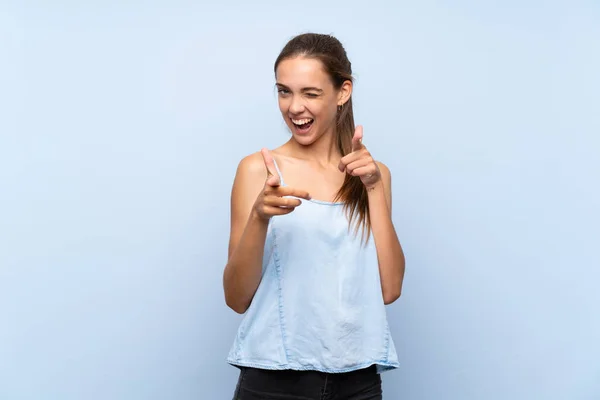 Mujer Joven Sobre Fondo Azul Aislado Apuntando Hacia Frente Sonriendo — Foto de Stock