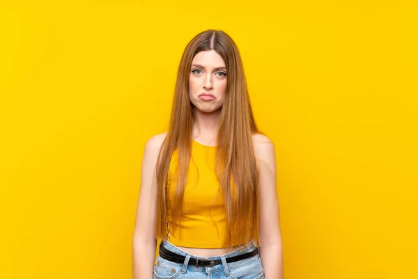 Jovem Mulher Sobre Isolado Fundo Amarelo Triste — Fotografia de Stock